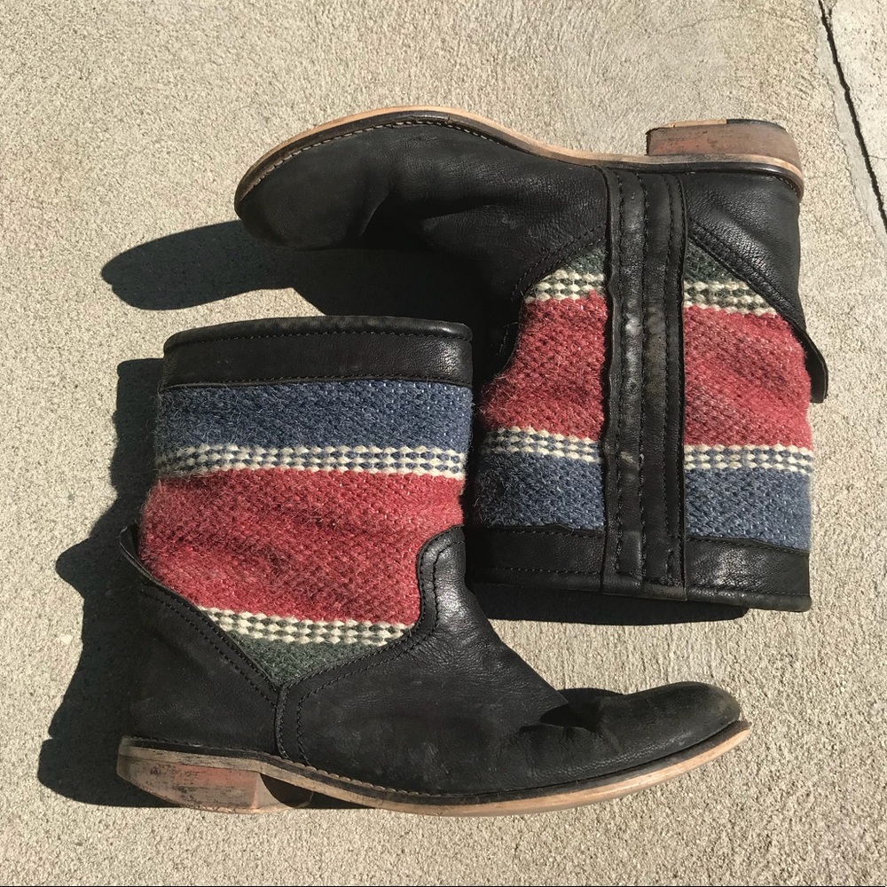 Leather boots with accent.